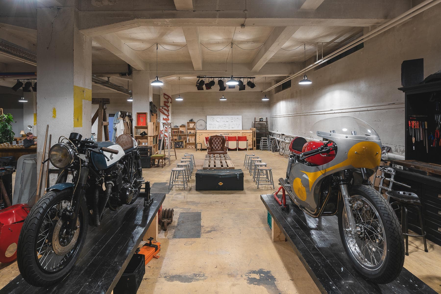 Intérieur d'entrepôt de 240m² mettant en valeur la lumière naturelle à travers de grandes fenêtres, plafond industriel exposé et espace ouvert polyvalent parfait pour événements privés, expositions et célébrations à Lausanne